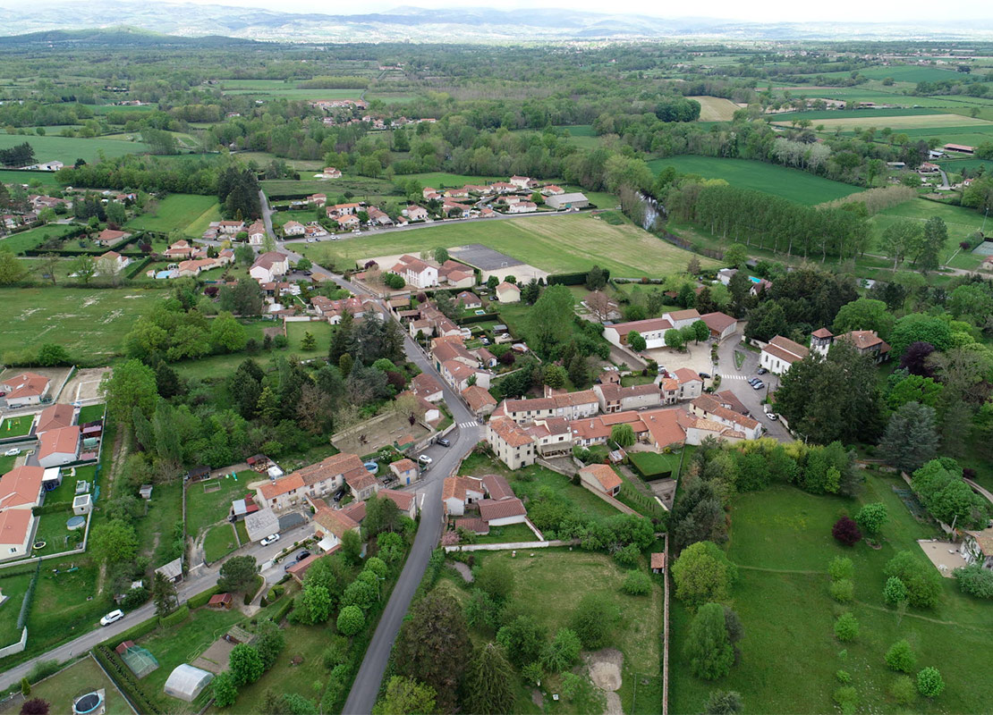 Entrez et tapons la causette (archive 21)... - Page 11 Poncins-vue-aerienne